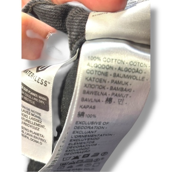 Levi's Classic High Waisted Dark Gray/Black Lightly Distressed Denim Mom Shorts - Picture 14 of 15